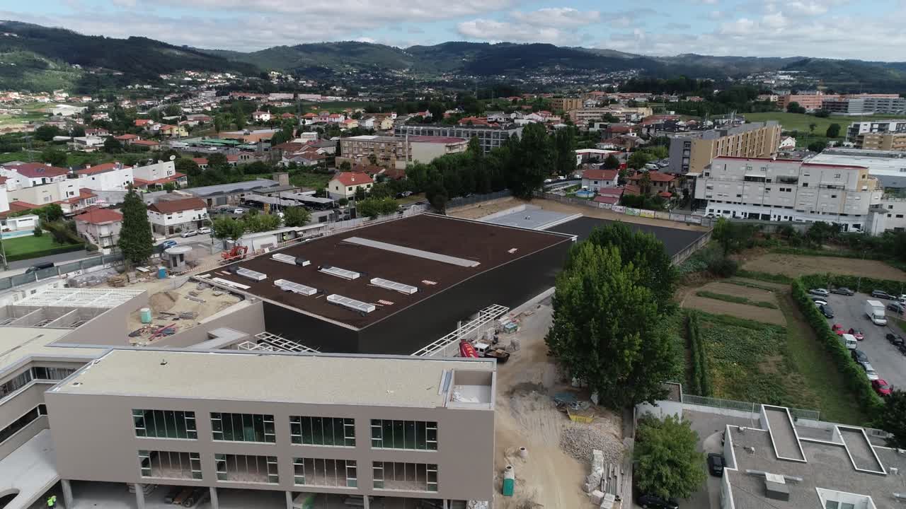 construcción de un nuevo edificio. trabajadores de la construcción en el techo