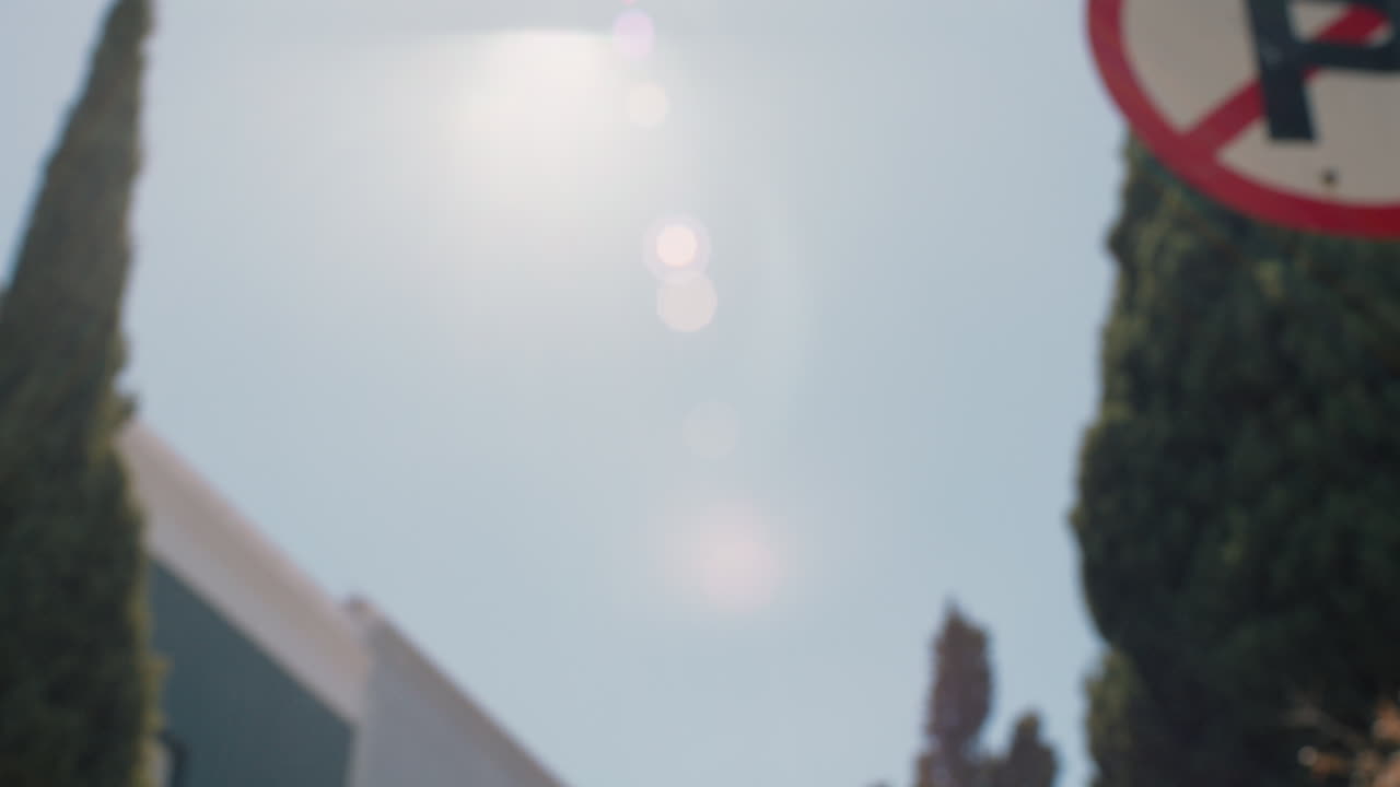 여름에 빛과 함께 도시에서 떠다니는 소파 거품 놀이 팝핑 거품 4k