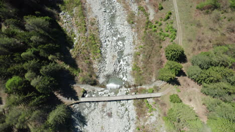 vista aérea de arriba hacia abajo de un río de montaña, cámara moviéndose con agua corriente abajo