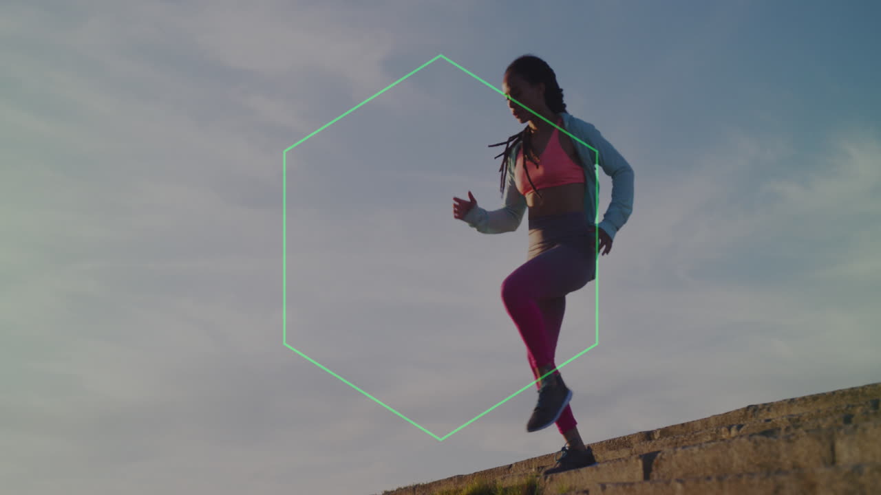 animación de formas verdes sobre una mujer biracial corriendo por las escaleras