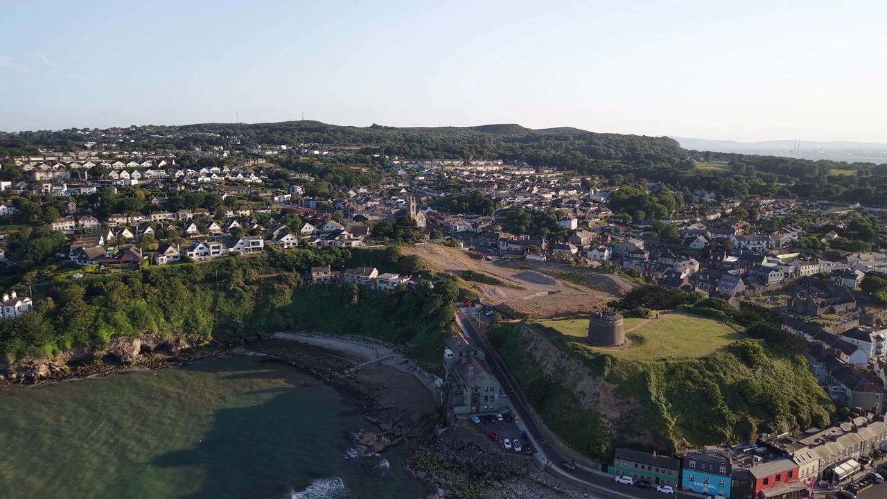 Vista aérea da Torre Martello de Howth e restaurantes à beira-mar, Dublin, Irlanda