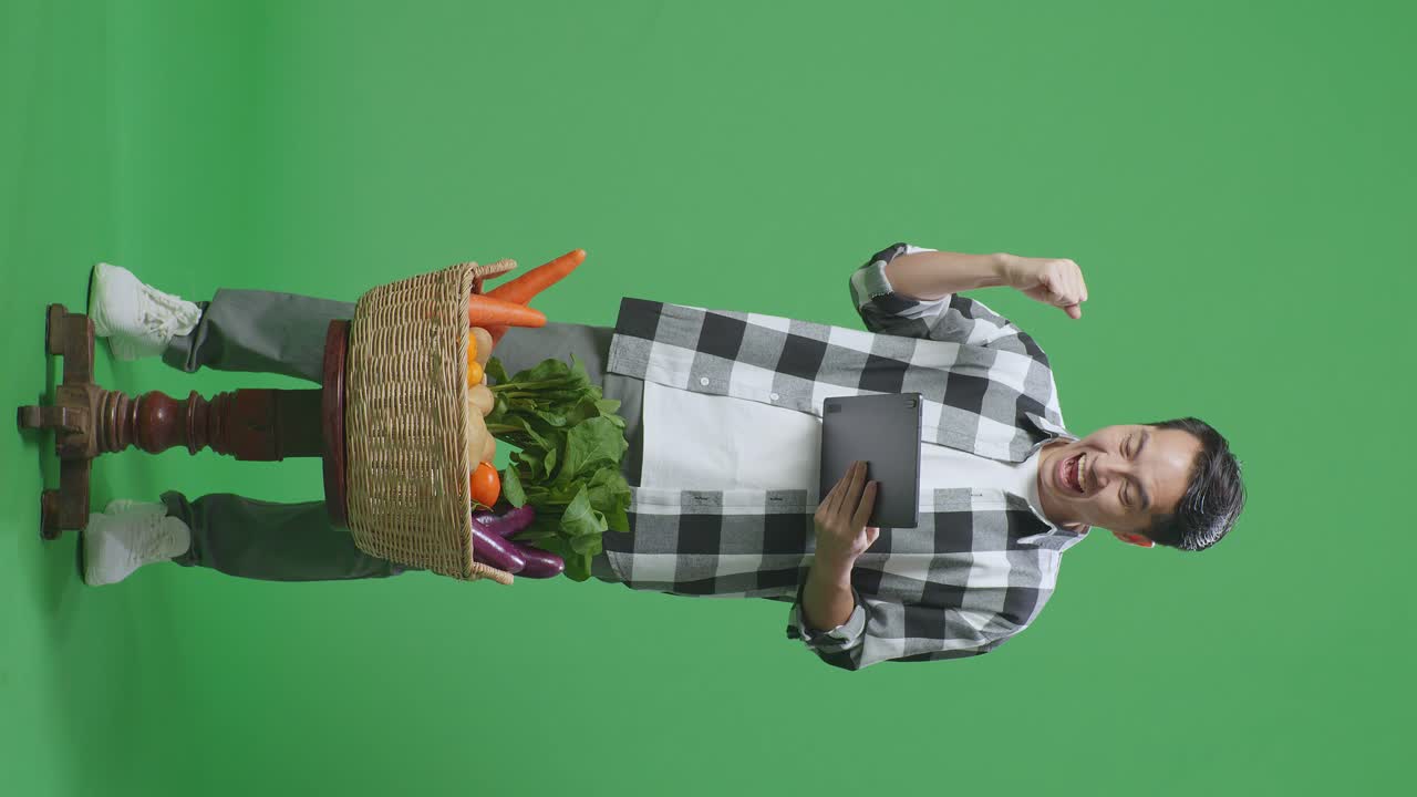agricultor celebrando el éxito de la venta en línea