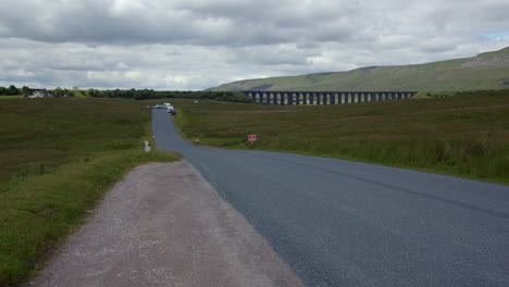 tiro largo de viaducto de punta de nervadura con marco central de la carretera