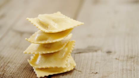 pirámide de cinco pastas de ravioli caseras sobre un fondo de madera