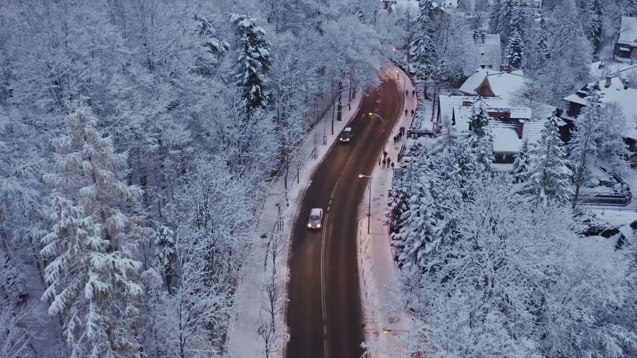 carreteras de invierno ocupadas con tráfico que pasa por las montañas tatra - vista de avión no tripulado