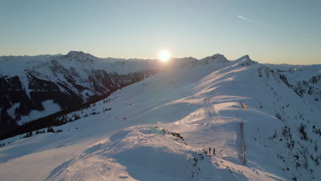 Helle-Sonne-Scheint-über-Dem-Schneebedeckten-Reiterkogel-In-Hinterglemm,-Österreich