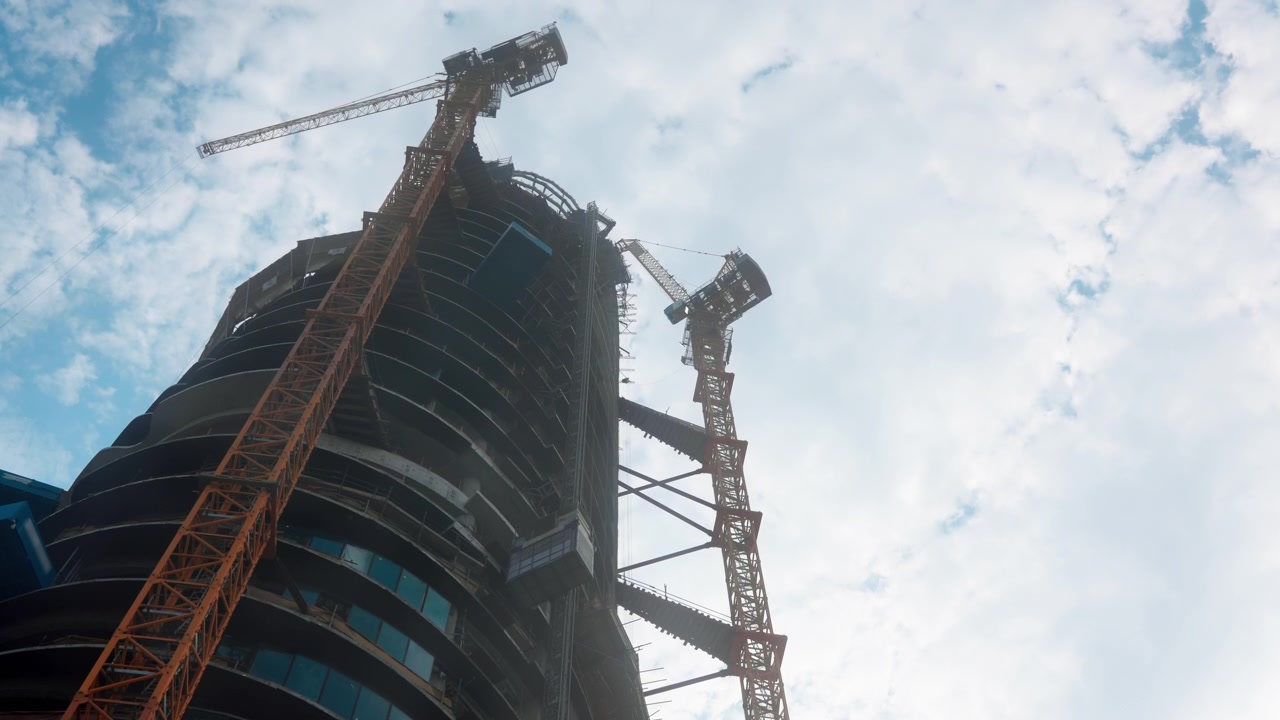 Construcción de un moderno rascacielos con grúas torre