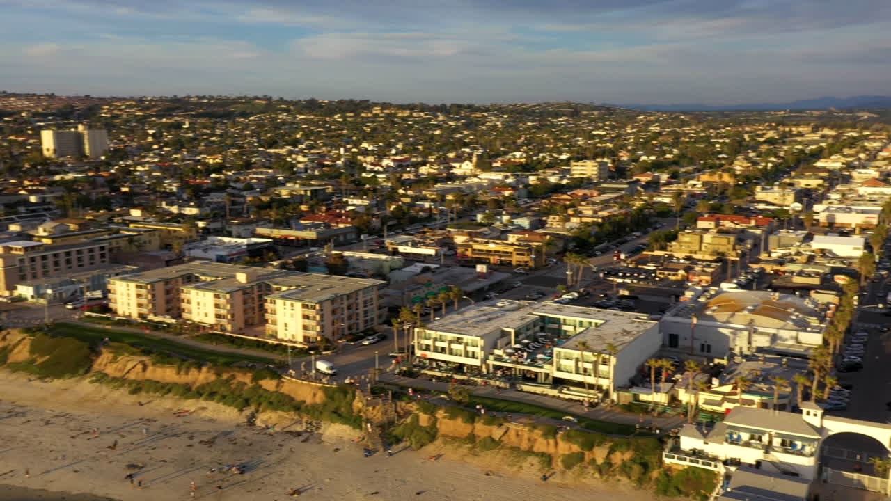 캘리포니아 샌디에고의 해변 커뮤니티인 퍼시픽 비치의 크리스털 부두 왼쪽으로 패닝하는 드론