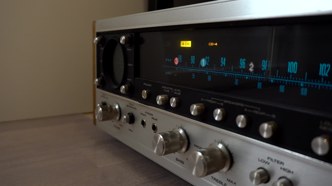 오래된 앰프의 버튼을 누르고 노브를 돌리는 것