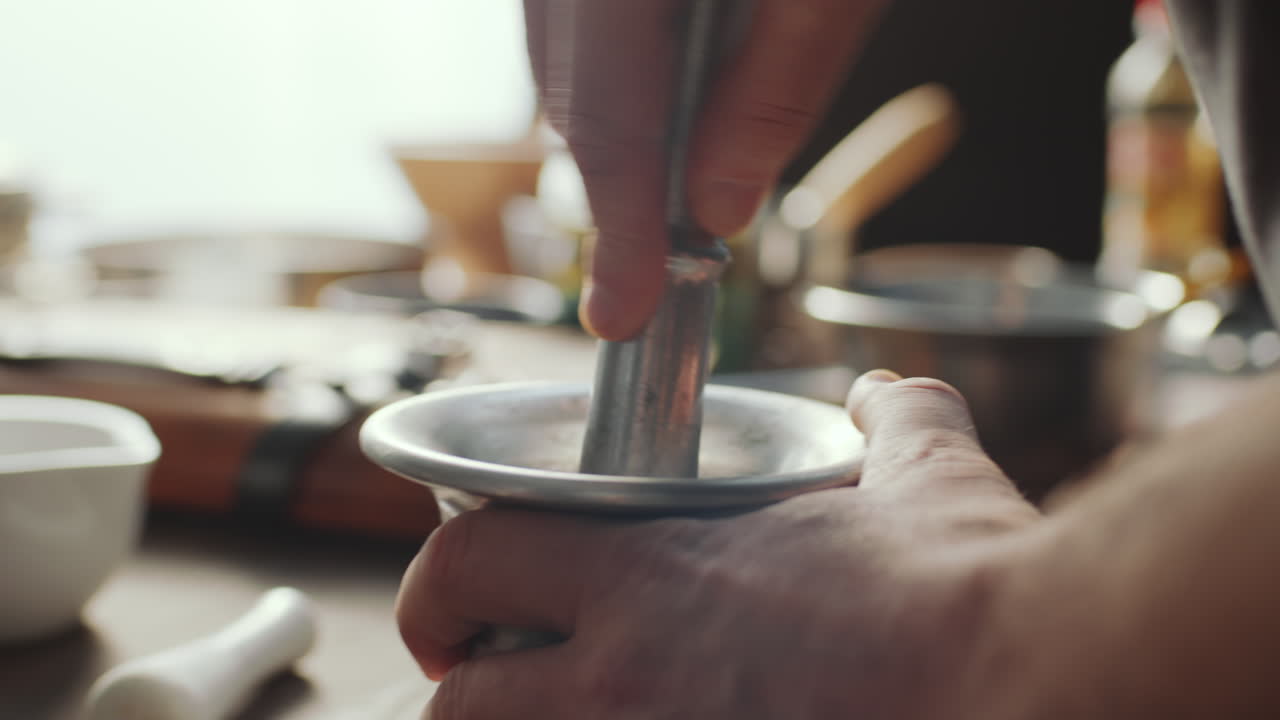 모터와 피스텔 손을 사용하여