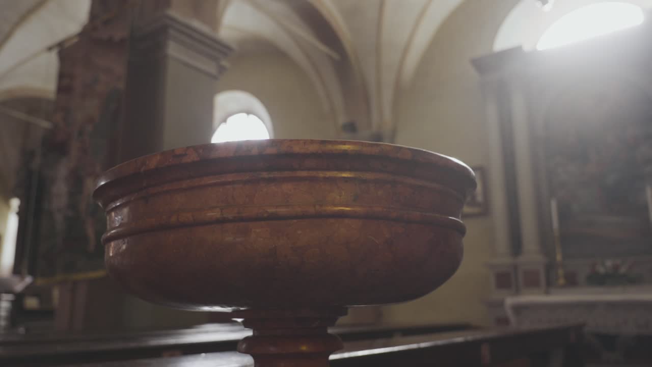 seguimiento de la fuente bautismal en la iglesia histórica