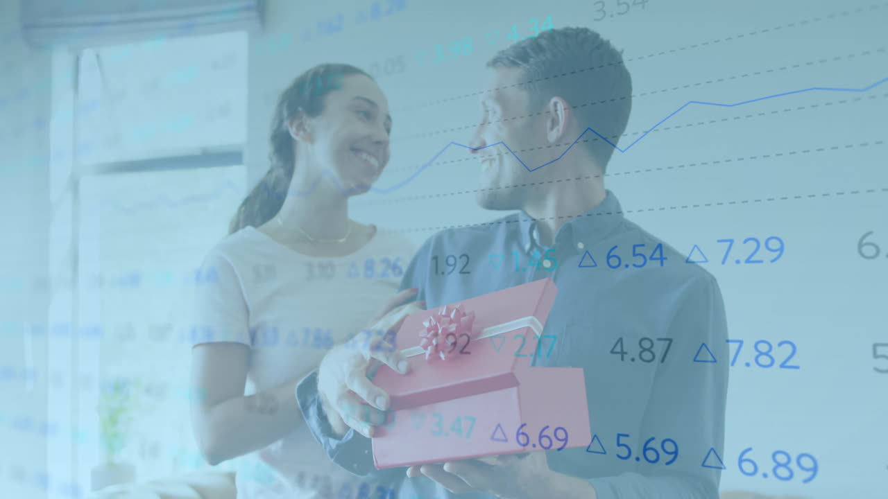 animación de datos del mercado de valores sobre una pareja intercambiando regalos y sonriendo