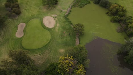 4k-30fps-Luftaufnahme-Eines-Golfspielers,-Der-Einen-Golfball-Schlägt