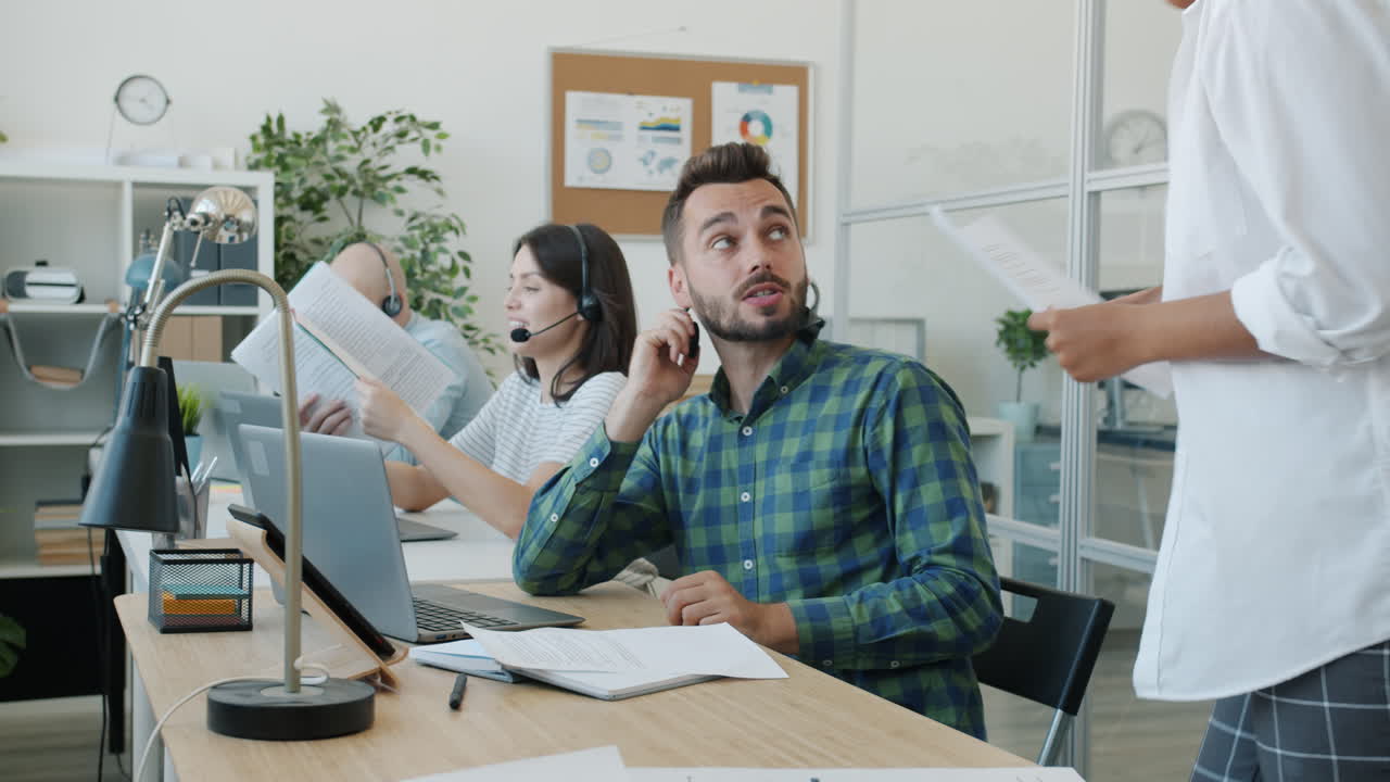 사무실에서 일하는 비즈니스 팀