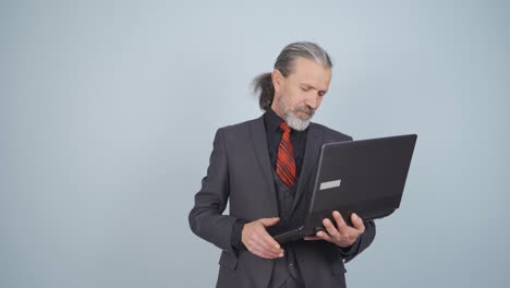 el hombre de negocios mirando la computadora portátil se frustra, está triste e indefenso.