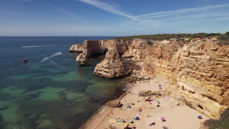 volando sobre la playa da marinha en el algarve, portugal