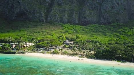 el parque de la playa de kaiona en la isla hawaiana de oahu se encuentra en el lado de barlovento frente al amanecer