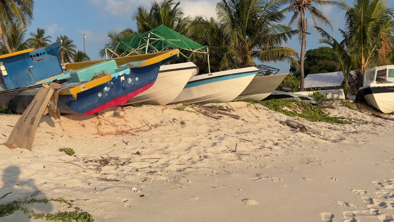Spiaggia di Ukulhas, Maldive, con litorale di sabbia bianca e mare turchese calmo