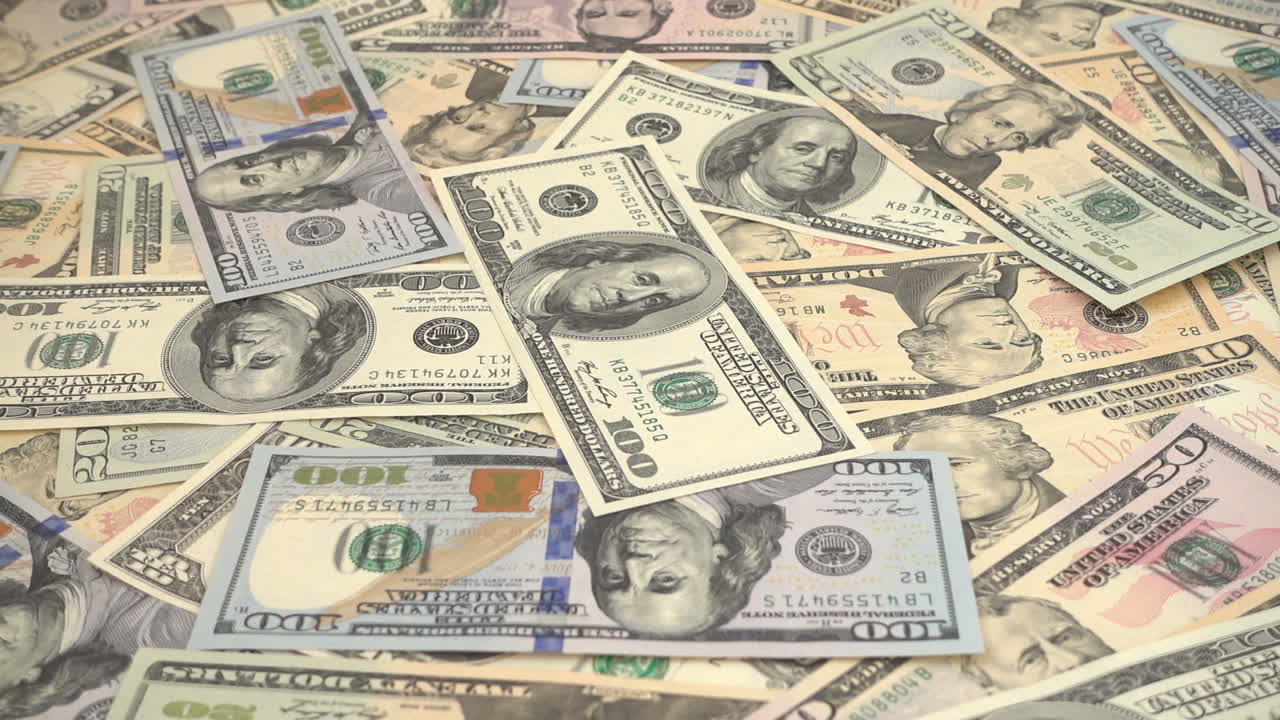 Billetes de dólar cayendo. Cámara lenta. Filmación de dinero