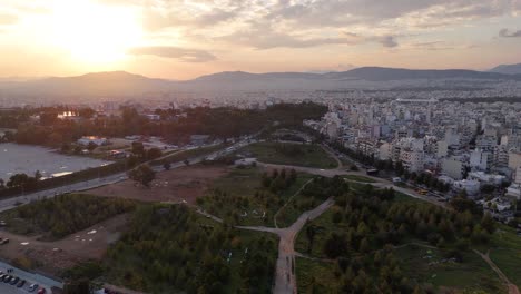 4k-60fps-|-Parque-Veikou-En-Galatsi,-Atenas-Durante-La-Puesta-De-Sol