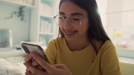 Kaukasisches-Teenagermädchen,-Das-Im-Telefon-Surft-Und-Spaß-Hat