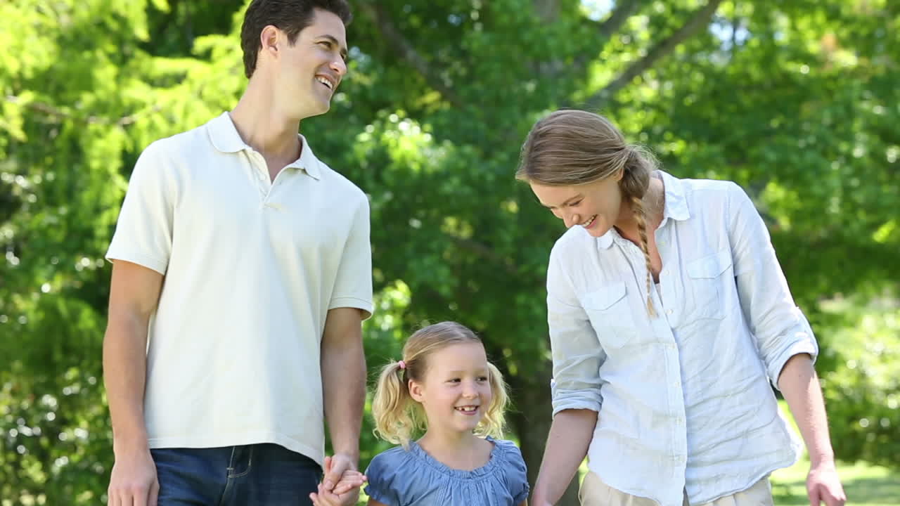 공원에서 작은 딸과 함께 행복한 부모