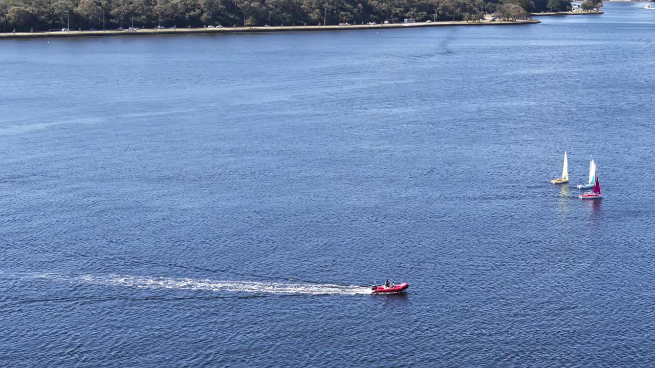 pequeños yates de vela corren a lo largo del río cisne en perth en un fin de semana soleado