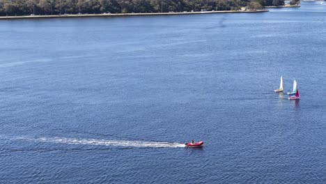 An-Einem-Sonnigen-Wochenende-Rasen-Kleine-Segelyachten-Entlang-Des-Swan-River-In-Perth