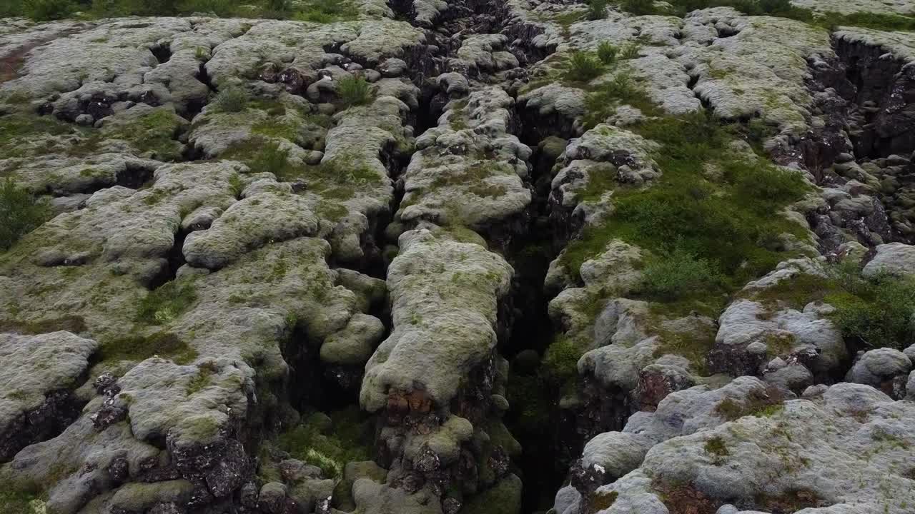 아이슬란드 협곡의 이끼 덮힌 절벽, 공중 하향 전망