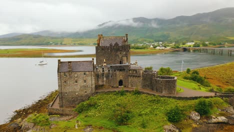 Nahaufnahme-Der-Luftaufnahme-Von-Eilean-Donan-Castle,-Einem-Nationalen-Wahrzeichen-Und-Gebäude-Aus-Dem-13.-Jahrhundert-Im-Schottischen-Hochland,-Schottland