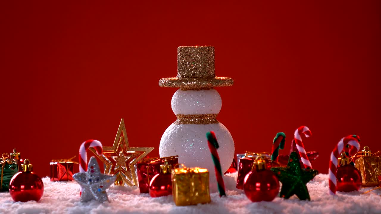 hombre de nieve y decoración de caja de regalos en la nieve para el año nuevo o las vacaciones de navidad internacionales.