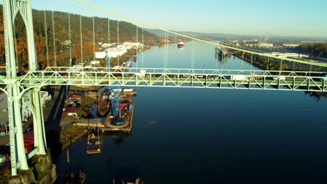 estados unidos, o, portland, puente de san juan, 2024-11-07 - vista de avión no tripulado del puente de acero al amanecer. el tráfico se detuvo por la hora pico de la mañana.