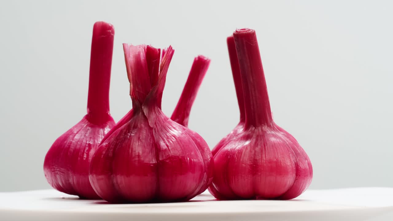 ajo entero fermentado, verduras encurtidas fermentadas. imágenes de alta calidad en 4k
