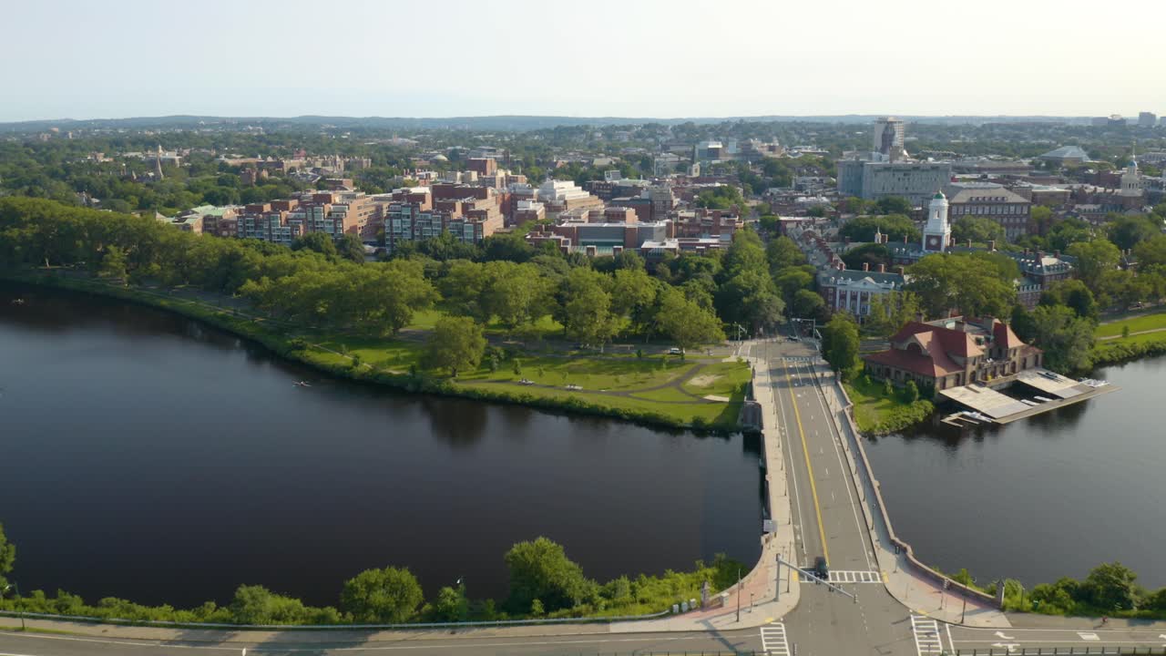 panorámica cinematográfica revela charles river en cambridge, ma