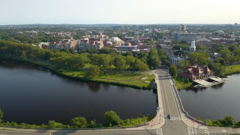 Der-Filmische-Schwenk-Zeigt-Den-Charles-River-In-Cambridge,-Massachusetts