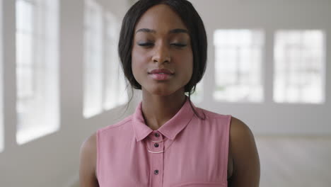 Retrato-En-Cámara-Lenta-De-Una-Joven-Afroamericana-Segura-De-Sí-Misma-Que-Parece-Seria-Y-Pensativa-Usando-Una-Elegante-Blusa-Rosa-En-Un-Apartamento-Nuevo