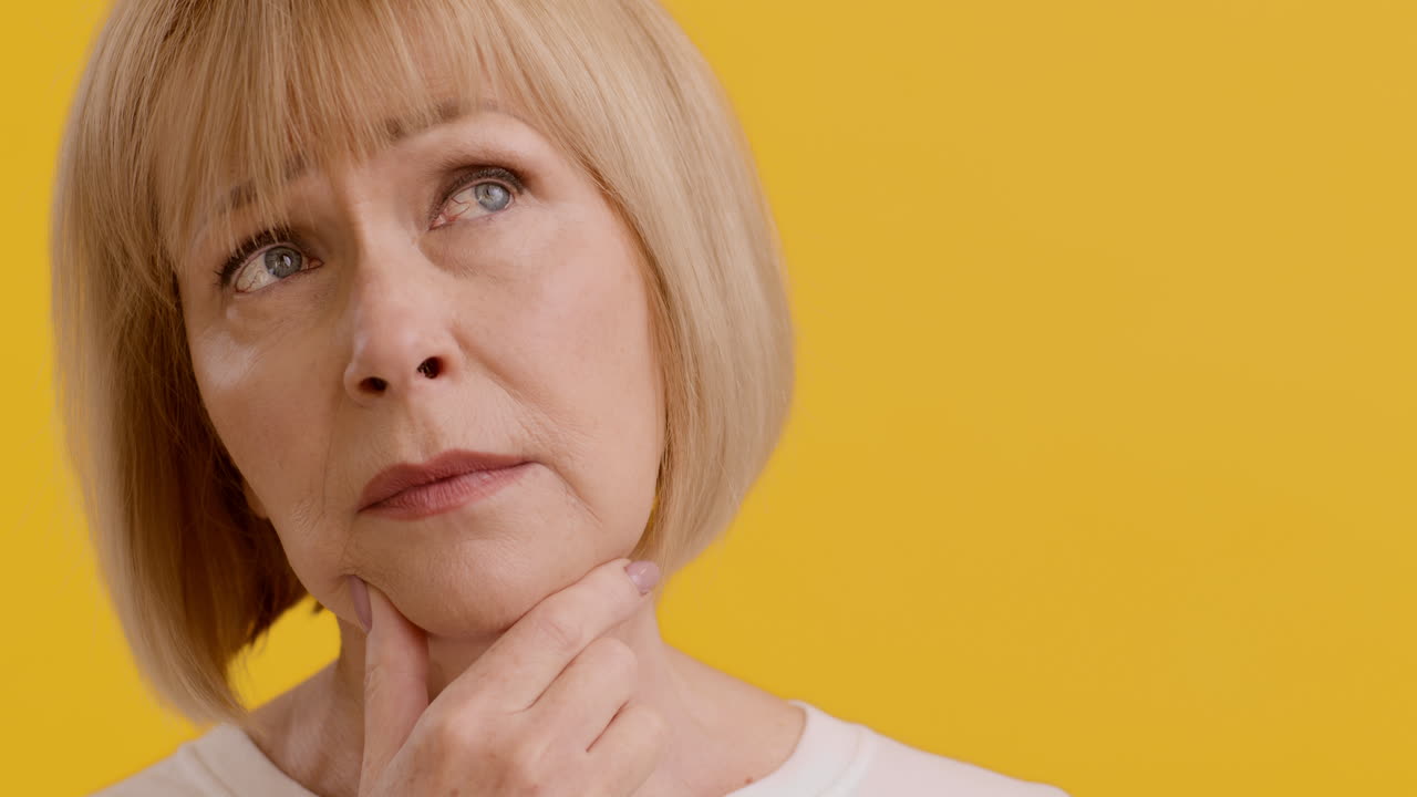 una mujer anciana y atenciosa.