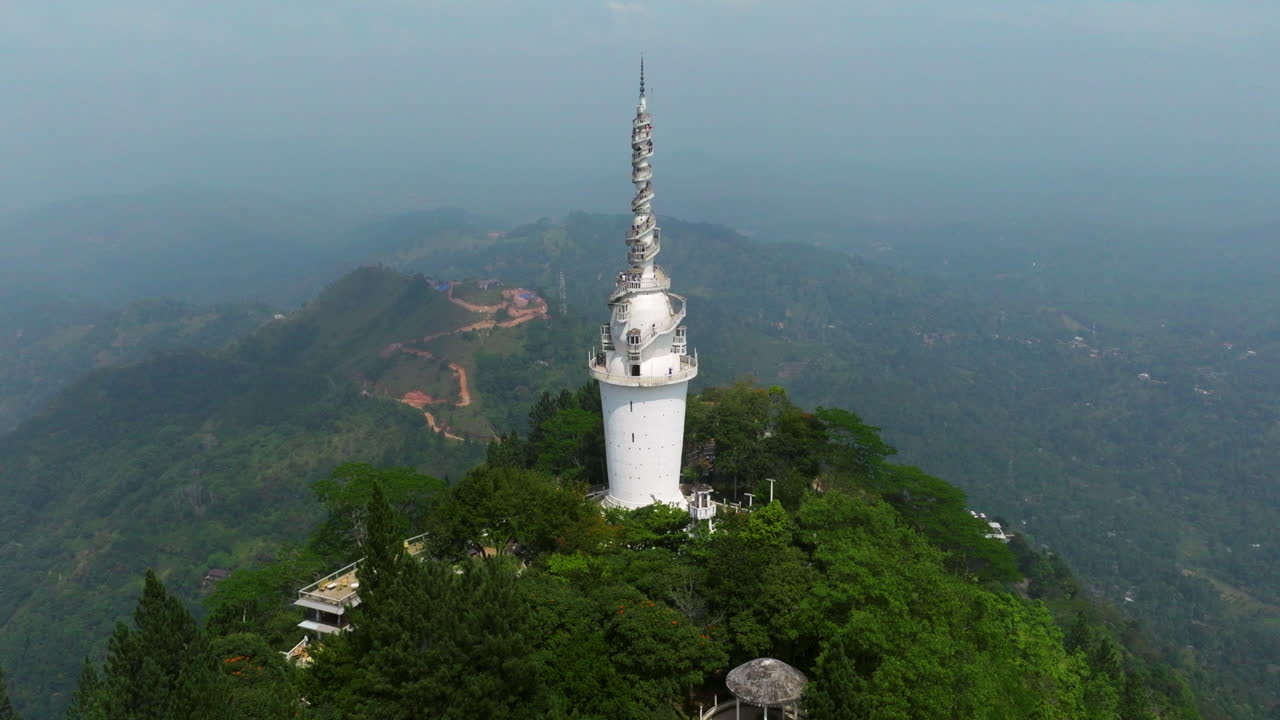 vista aérea de la torre ambuluwawa en la cima de la montaña en el complejo de biodiversidad de ambuluwawa, gampola, sri lanka.