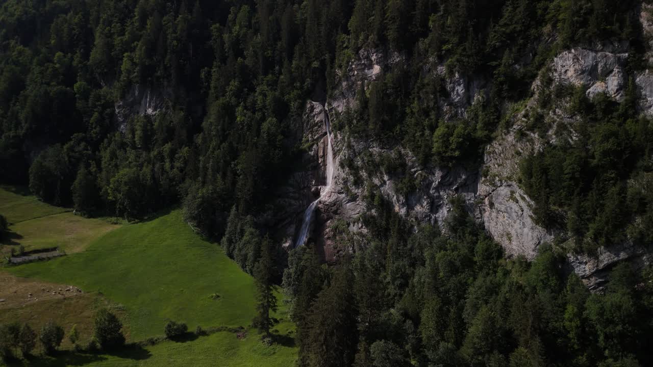 tomada de un avión no tripulado de la hermosa caída del río en el valle del lago klontalersee, cantón de glarus