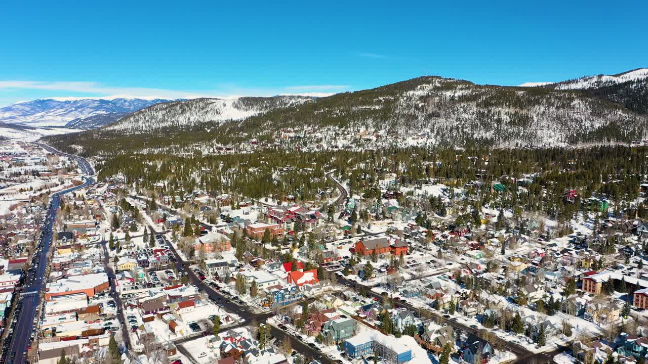 breckenridge colorado drone aéreo revela la ciudad con casas y hoteles cubiertos de nieve de invierno