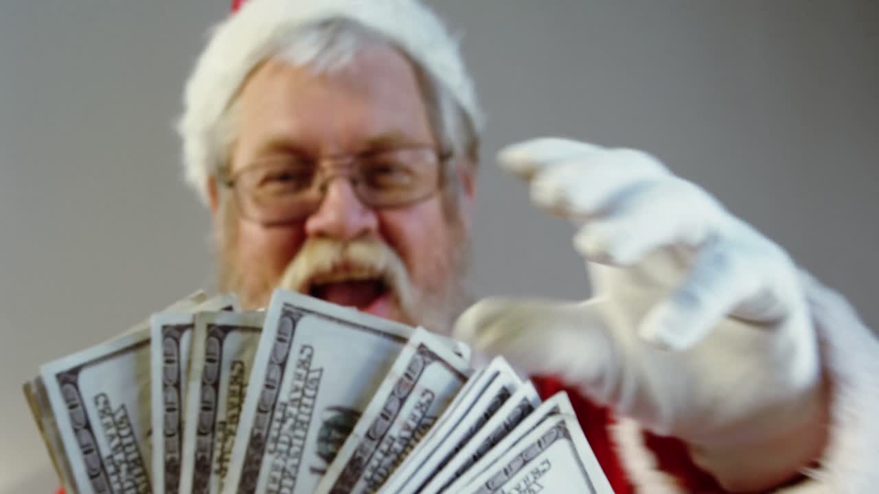 papá noel extendiendo billetes de dinero