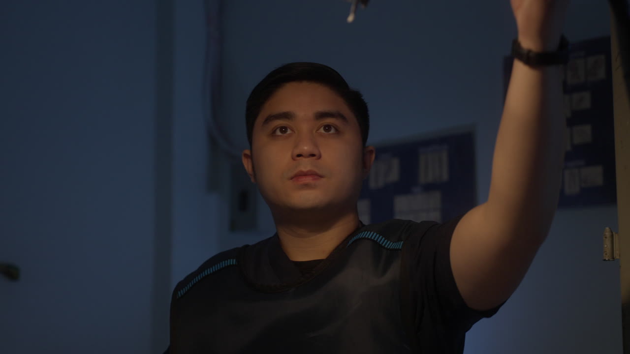 방사선 기술자가  ⁇ 스레이 실험실에서 오버헤드 콜리메이터를 배치합니다.