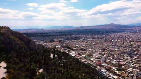 lycabettos la colina más alta de atenas vista desde el punto de vista de los pájaros filmada por un dron