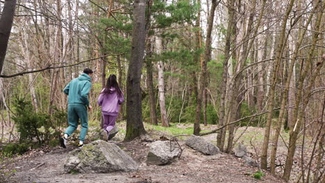 Pareja-Corriendo-En-El-Bosque