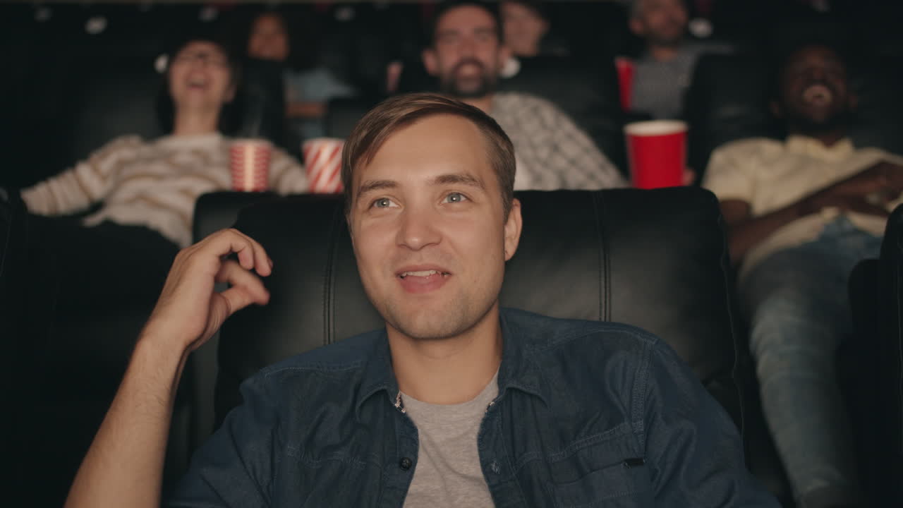 映画を楽しんでいる映画観客