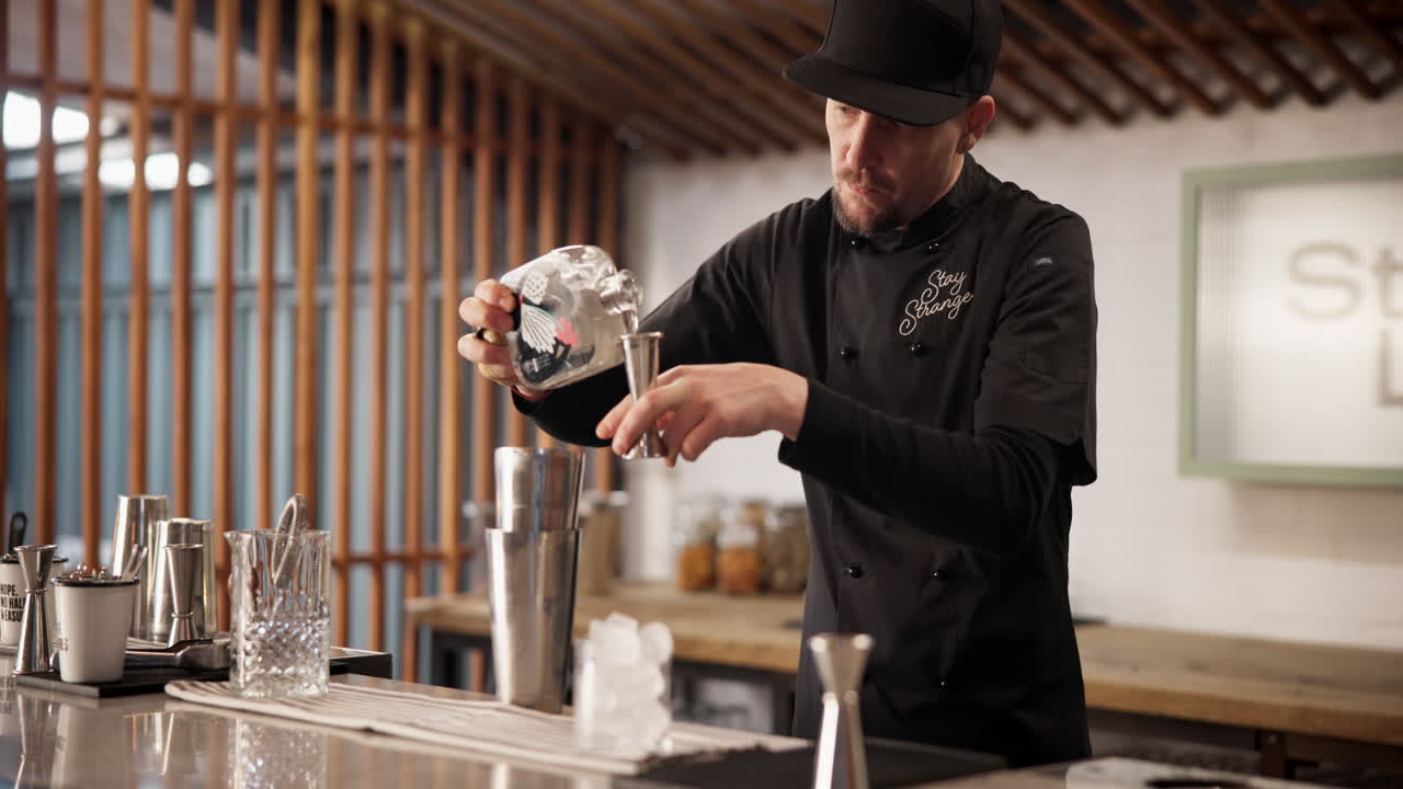 테일을 준비하는 바텐더