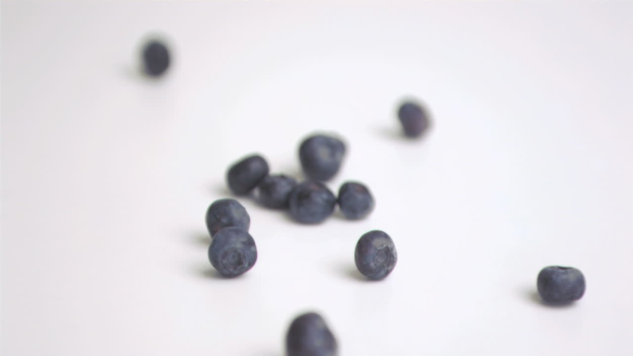 el arándano rodando en cámara súper lenta.