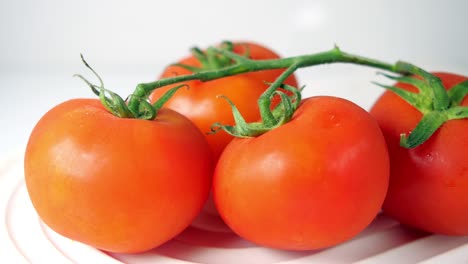 racimo de tomates rojos frescos
