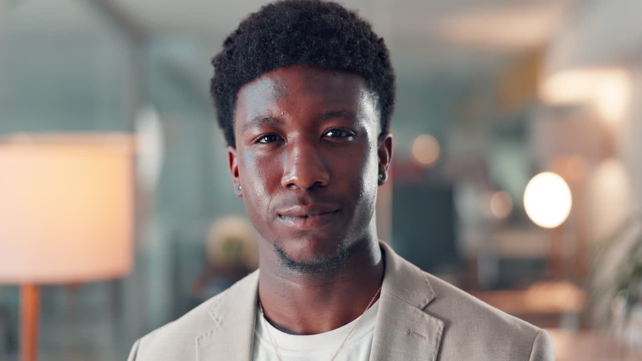 retrato de un sonriente hombre de negocios afroamericano