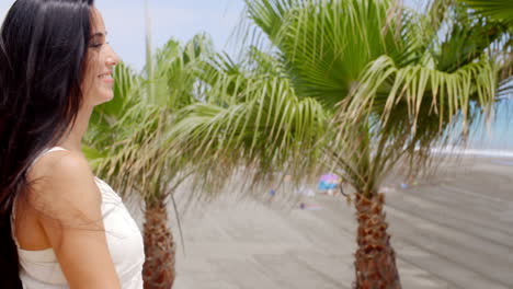 mujer mirando en la distancia en la playa tropical